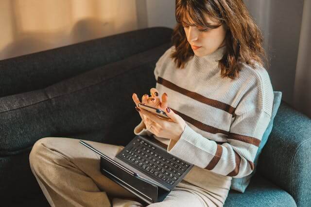 Woman studying to earn a microcredential.